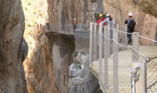 نزهة عبر اخطر ممر جبلي في العالم!