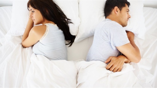 رفض النوم بجانبها... لن تصدّقوا ماذا فعلت بحبيبها!