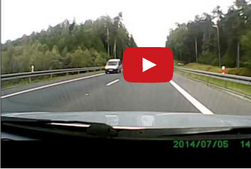 تجاوز خاطئ لسيارة كاد يتسبب بكارثة