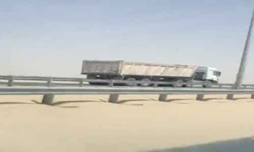 شاحنة تسير عكس السير في الكويت