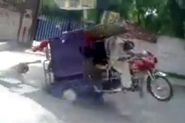 سائق تروسكل ينزل الزبائن بالغصب!