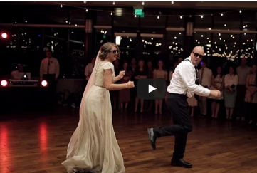 شاهد..عروس تشعل حفل زفافها برقصة مجنونة مع والدها