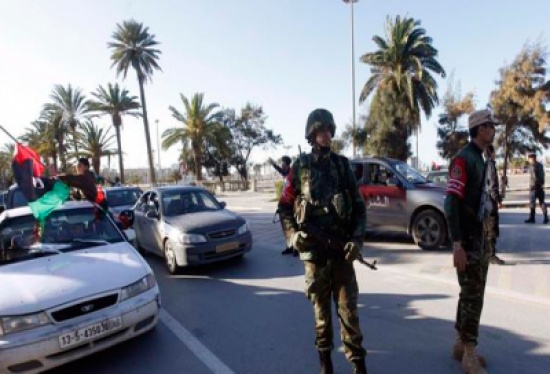 مسلحون يطوقون وزارة الخارجية الليبية لـ"تطهيرها" من النظام السابق مسلحون يطوقون وزارة الخارجية الليبية لـ"تطهيرها" من النظام السابق