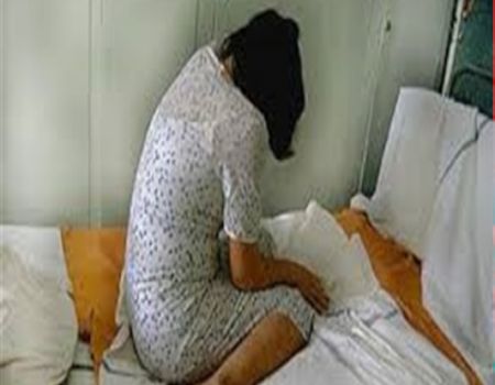 سيدة باعت ابنتها القاصر 3 مرات لأثرياء خليجيين لممارسة الجنس معها