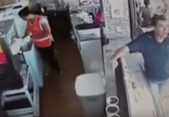 بالفيديو.. بلطجية يعدمون شرطى برازيلى بـ6 طلقات فى الرأس بالفيديو.. بلطجية يعدمون شرطى برازيلى بـ6 طلقات فى الرأس
