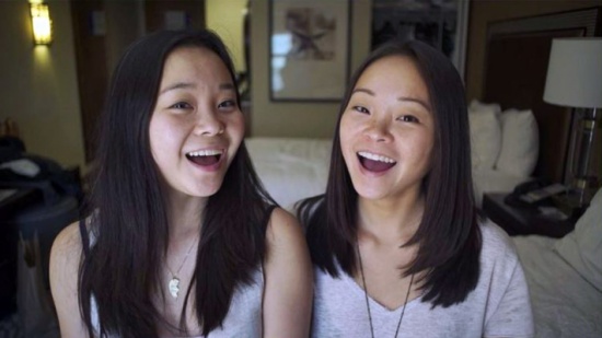 بالصور: فتاتان اكتشفتا انهما "توأم" بالصدفة عن طريق الانترنت