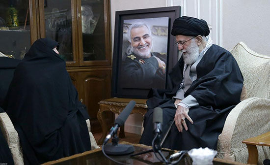صور : خامنئي يزور منزل سليماني معزيا زوجته