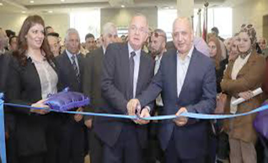 وزير العمل يفتتح معرضا وظيفيا لغرفة تجارة عمان وزير العمل يفتتح معرضا وظيفيا لغرفة تجارة عمان