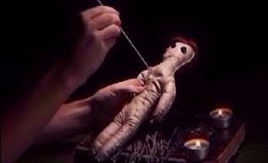 شخص يمارس السحر والشعوذة على زوجته وأهلها