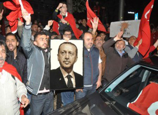 شاهد.. صورة الطيار الذي قصف مقر إقامة أردوغان