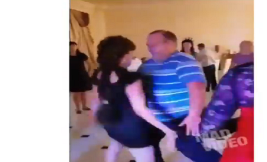 بالفيديو : رد فعل امرأة رقص زوجها مع شابة بالفيديو : رد فعل امرأة رقص زوجها مع شابة