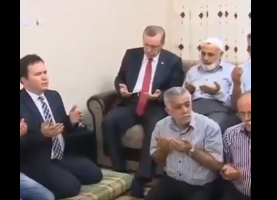 ‫‏بالفيديو | الرئيس أردوغان يؤدي واجب العزاء لأسر ضحايا الإنقلاب الفاشل