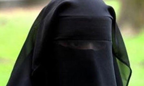 متسول بزي امرأة منقبة في إربد