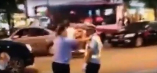 شاهد.. فيديو صادم لامرأة تصفع شرطي مرور بسبب مخالفة شاهد.. فيديو صادم لامرأة تصفع شرطي مرور بسبب مخالفة