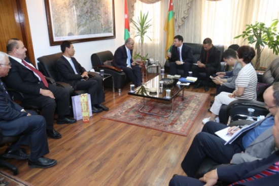 وفد من دائرة التربية والتعليم في مقاطعة نينغيشا الصينية يزور "الأردنية"