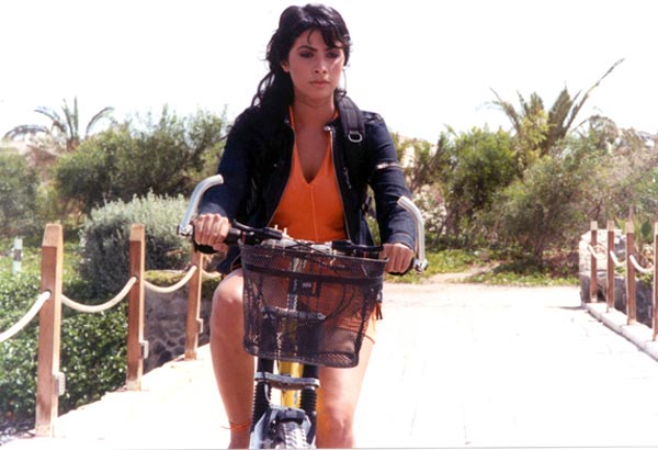 روبي تنفي قص شعرها على الزيرو 