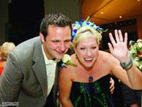 إغلاق المطارات يجبر عروسين على زفاف إلكتروني بدبي