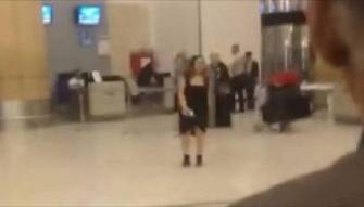 بالفيديو: موقف محرج لفتاة مخمورة