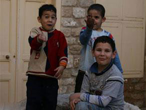 أطفال فلسطينيون يوثقون حياتهم في المخيمات بالصور 