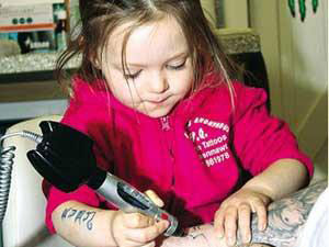 روبي أصغر رسامة وشم في العالم