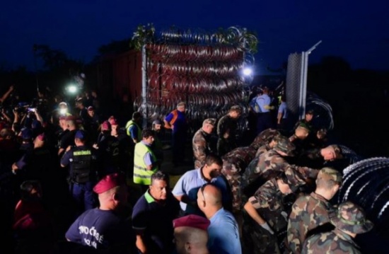 السويد: وقفة تضامنية مع اللاجئين العالقين على الحدود السويد: وقفة تضامنية مع اللاجئين العالقين على الحدود