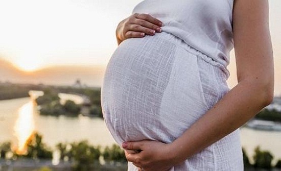 أم بديلة تحمل بطفلها البيولوجي أم بديلة تحمل بطفلها البيولوجي