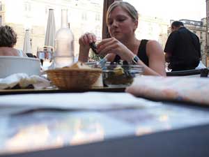 الفرنسيون أبطال في الأكل والنوم 