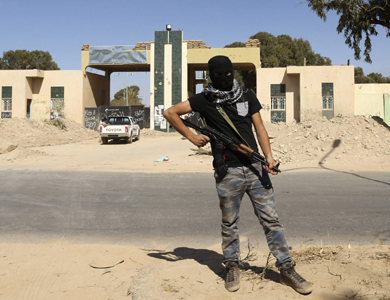 هدوء حذر في بنغازي الليبية واستمرار تعليق الملاحة بمطارها