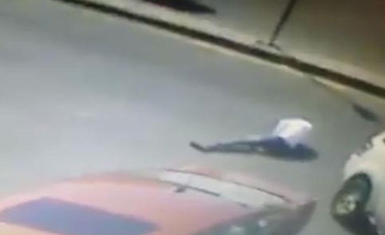 فيديو .. الامن يلقي القبض على مفتعل حادثة الدهس ويحذر فيديو .. الامن يلقي القبض على مفتعل حادثة الدهس ويحذر