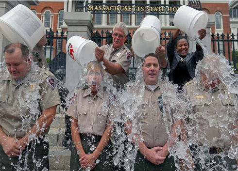 "تحدي الثلج": دعوة للعمل الخيري أم حب للظهور؟