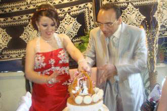 مصري وجزائرية يتحديان "مجانين كرة القدم" بعقد قرانهما