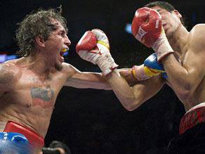 انتحار بطل العالم بالملاكمة الذي وشم تشافيز على صدره 