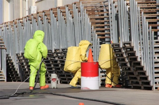 بالصور : اصابة شخص في تسرب غاز الامونيا داخل شركة تبريد في عمان