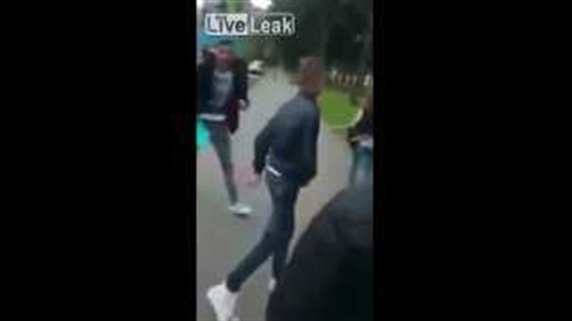 بالفيديو.. مراهق يسقط فتاة أرضًا تنفيذًا لرهان مع أصدقائه بالفيديو.. مراهق يسقط فتاة أرضًا تنفيذًا لرهان مع أصدقائه
