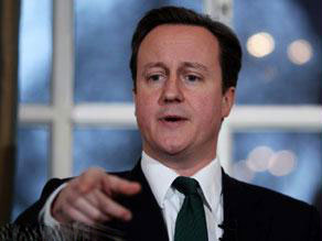  شاب يقذف زعيم حزب "المحافظين" البريطاني بالبيض