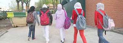 تلميذات اسبانيات يرتدين الحجاب تضامنا مع زميلة لهن موقوفة عن الدراسة بسببه 