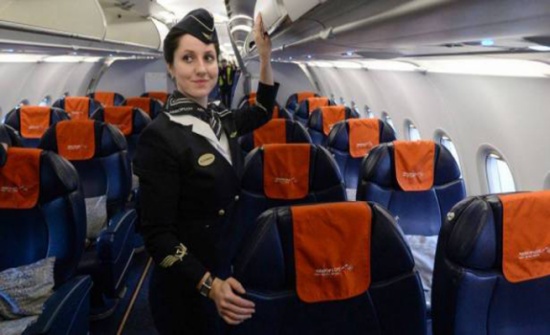 مضيفة طيران تتولى قيادة الطائرة أثناء الرحلة