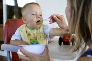 متى تعطي طفلك الرضيع أول ملعقة طعام ؟ 