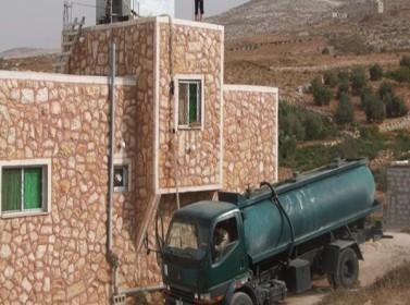 شبان يغلقون طريق المزار الشمالي للمطالبة بربط منازلهم بشبكة المياه