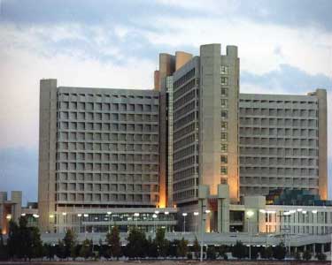 "سفراء الإنسانية" توزع الهدايا على الأطفال المرضى "بالملك المؤسس"