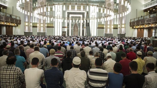 يمنيون يطالبون بترك صلاة الجمعة والجماعة بعدن! يمنيون يطالبون بترك صلاة الجمعة والجماعة بعدن!