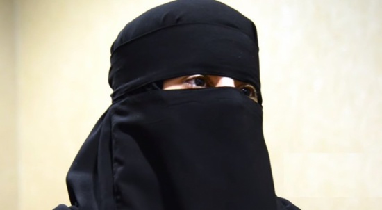 [شاهد] بمساعدة صديقه .. سعودي يكبّل زوجته بالسلاسل الحديدية ويحرقها بالبنزين!