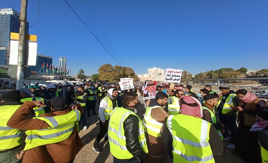 العاملون في ميناء الحاويات يعتصمون أمام مجلس النواب العاملون في ميناء الحاويات يعتصمون أمام مجلس النواب