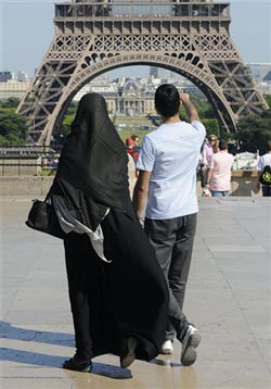 منع النقاب في فرنسا سيسري على السياح
