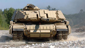 جنرال يتنزه مع سكرتيرته في دبابة 