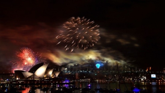 شاهد.. احتفالات صاخبة بالعام الجديد ودبي تبهر العالم