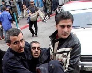 إصابة فلسطينيين اثنين ومتضامنة اجنبية وسط غزة