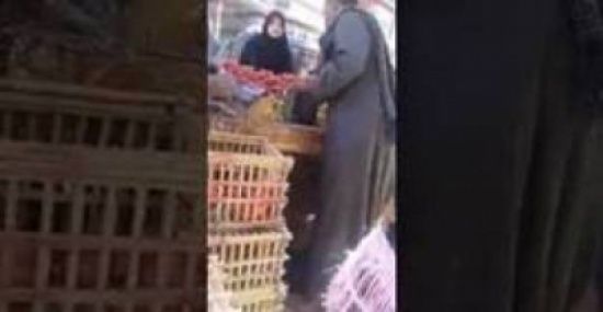 بالفيديو.. بائع خضراوات يغش النساء بطريقة ماكرة! بالفيديو.. بائع خضراوات يغش النساء بطريقة ماكرة!