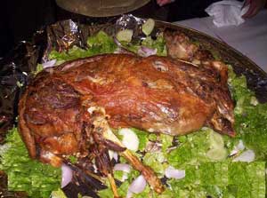 أبو الغيط يهدي العاملين بمطار القاهرة "خروفين مشويين" 