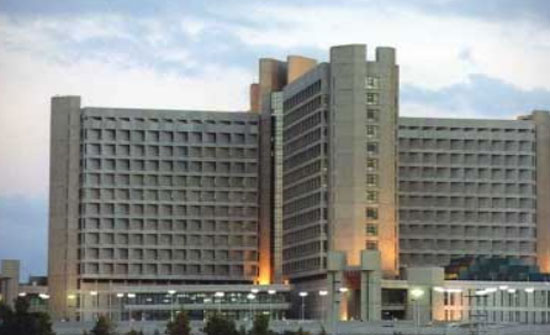 بحث التعاون بين مستشفى الملك المؤسس وجامعة ومستشفى روا الفرنسية